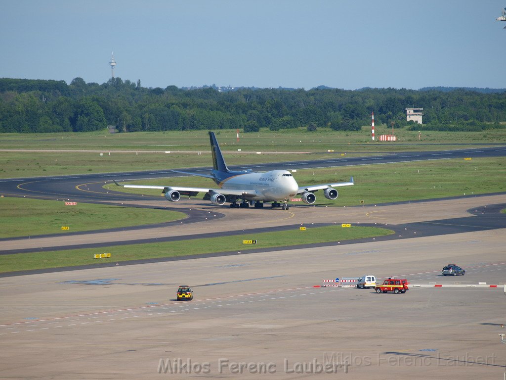 Lufthansa Airbus A 380 zu Besuch Flughafen Koeln Bonn P068.JPG